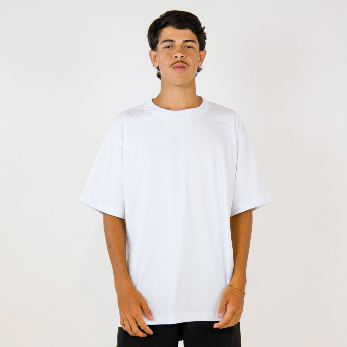 Camiseta oversized branca masculina FLEECE vista de costas