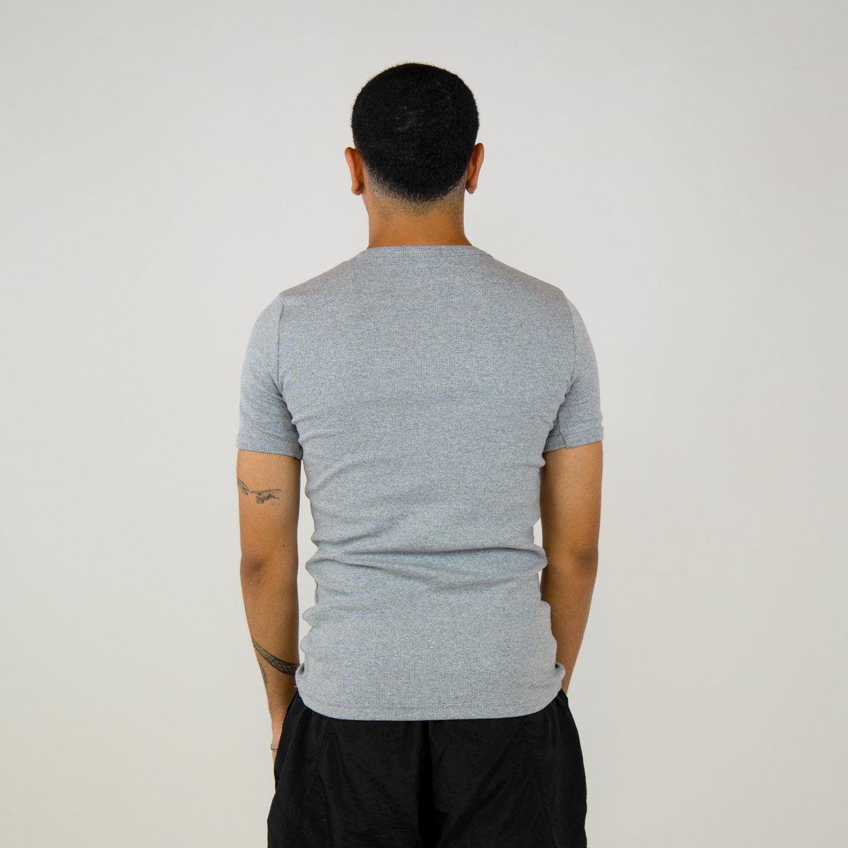 Detalhe do tecido canelado da camiseta slim cinza FLEECE