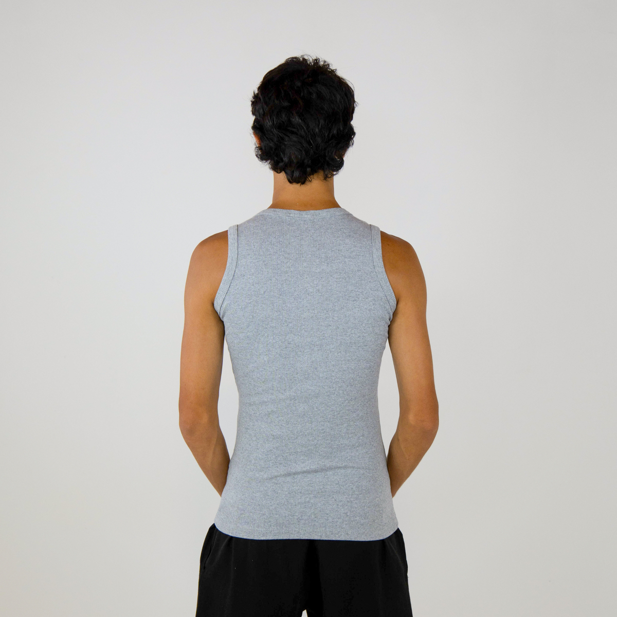 Regata canelada slim cinza masculina FLEECE vista de costas