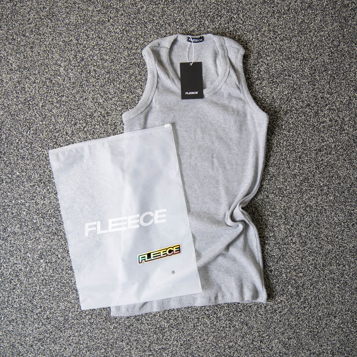 Detalhe da cava e do tecido canelado da regata slim cinza FLEECE