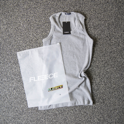 Detalhe da cava e do tecido canelado da regata slim cinza FLEECE