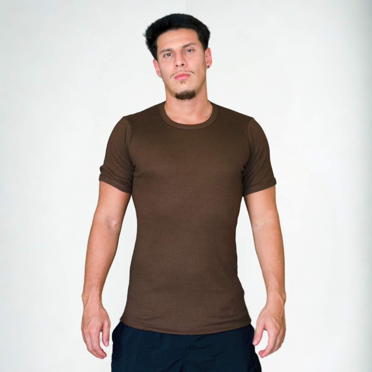 Camiseta canelada slim marrom masculina FLEECE vista de frente