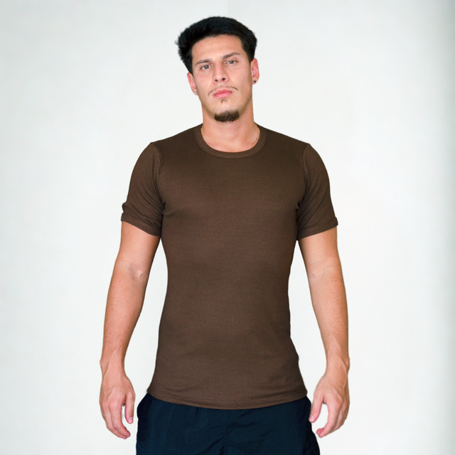 Camiseta canelada slim marrom masculina FLEECE vista de frente