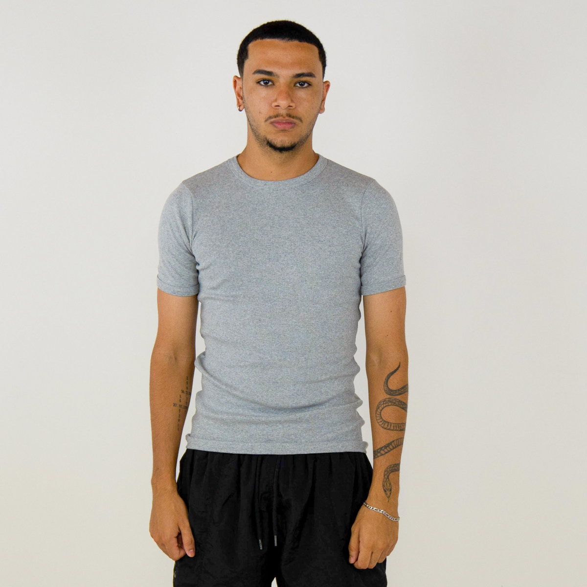 Camiseta canelada slim cinza masculina FLEECE vista de costas