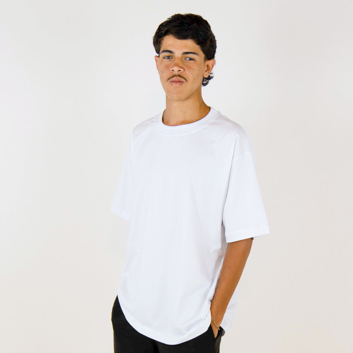 Detalhe do ombro caído da camiseta oversized branca FLEECE
