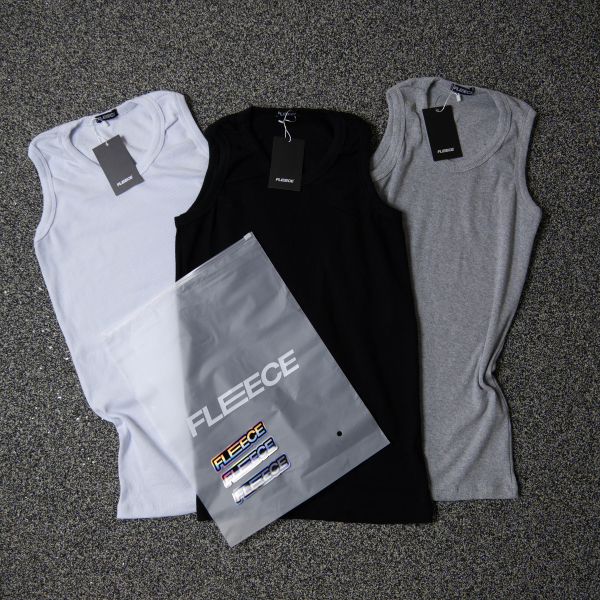 Detalhe da cava das regatas caneladas slim do pack FLEECE