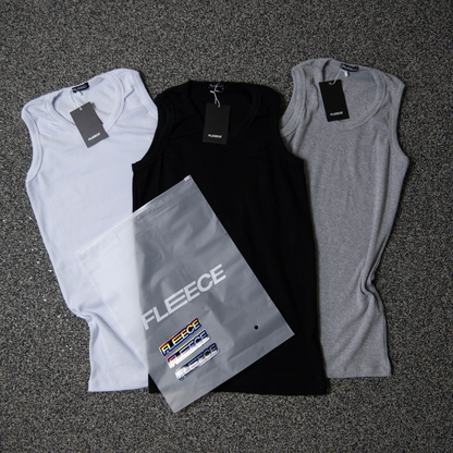 Detalhe da cava das regatas caneladas slim do pack FLEECE