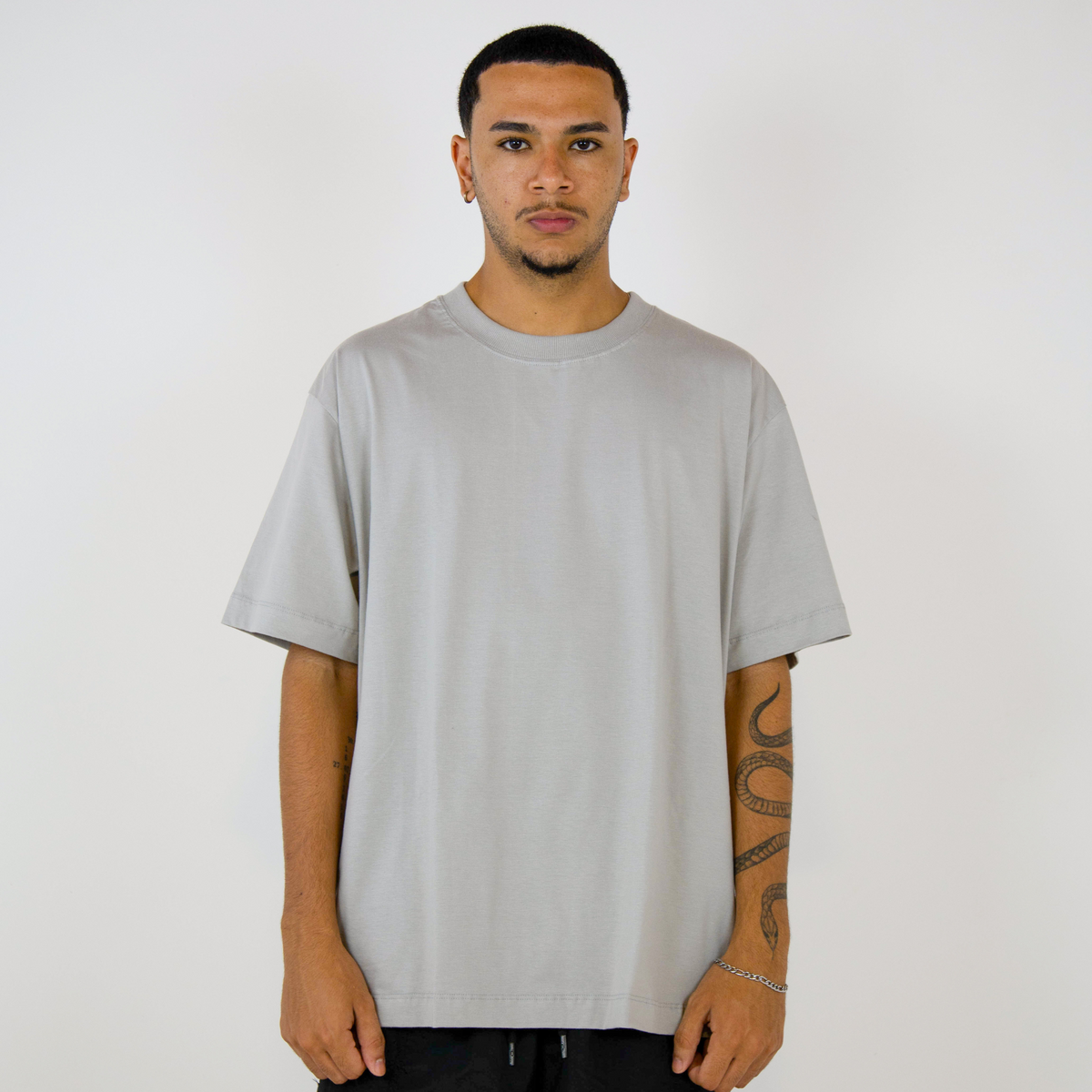 Camiseta oversized cinza masculina FLEECE vista de costas