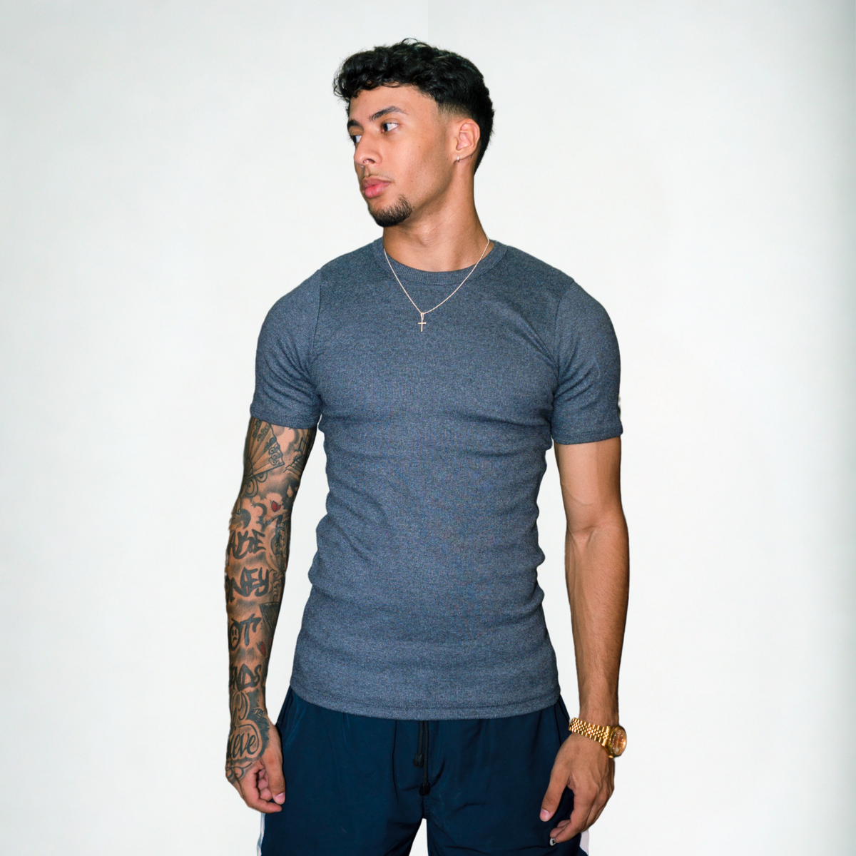 Camiseta canelada slim cinza escuro masculina FLEECE vista de frente