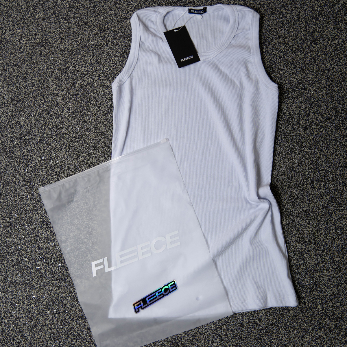 Detalhe da cava e do tecido canelado da regata slim branca FLEECE