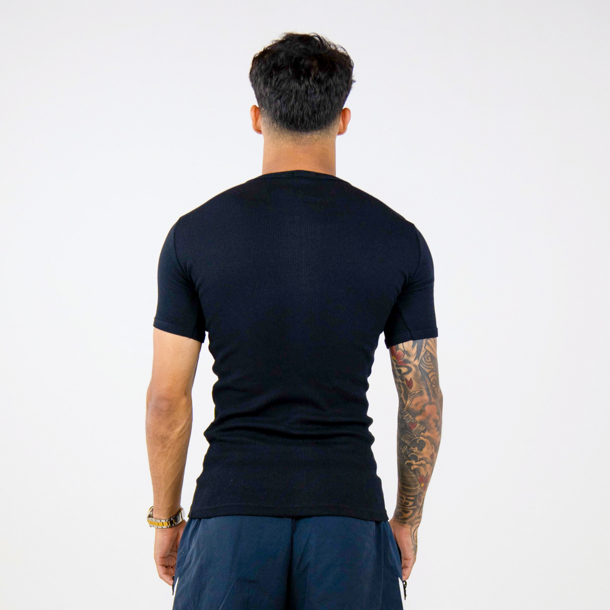 Detalhe do tecido canelado da camiseta slim preta FLEECE