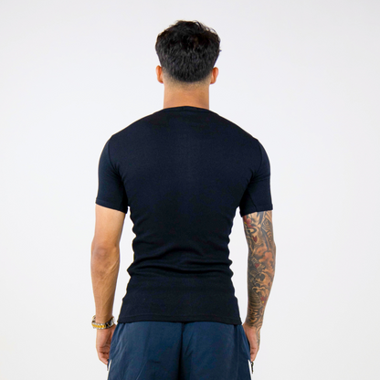 Detalhe do tecido canelado da camiseta slim preta FLEECE