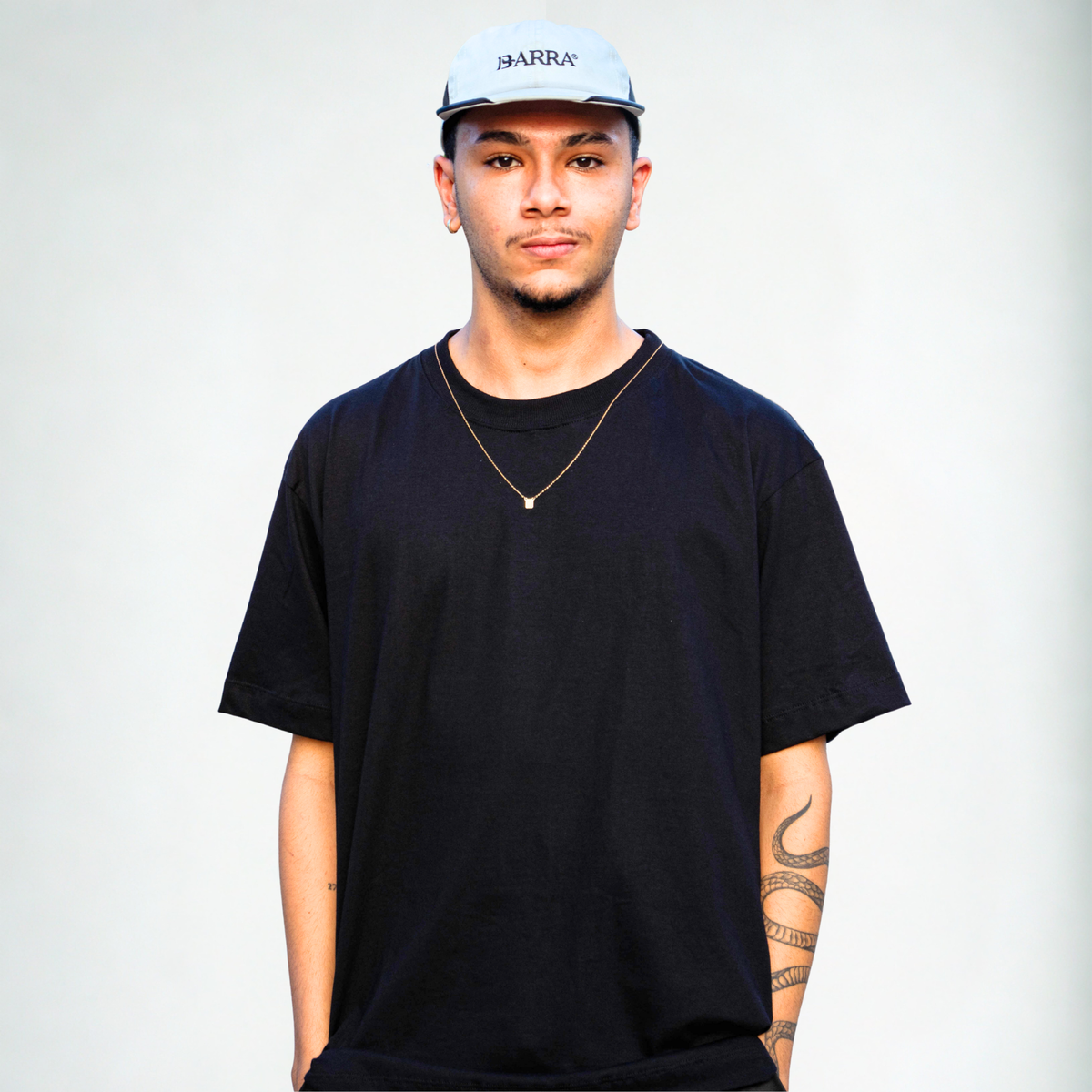 Camiseta oversized preta masculina FLEECE vista de frente