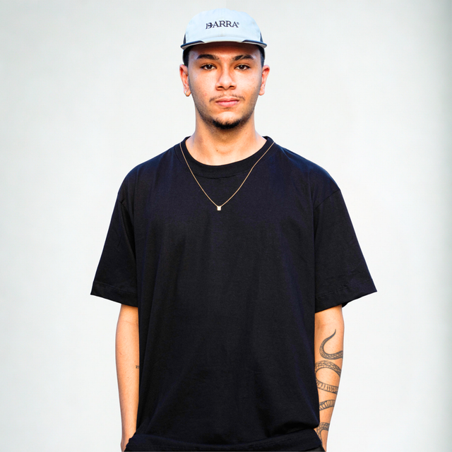 Camiseta oversized preta masculina FLEECE vista de frente