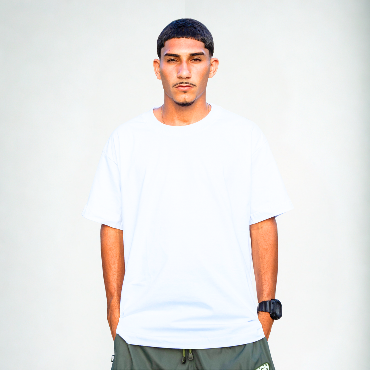 Camiseta oversized branca masculina FLEECE vista de frente