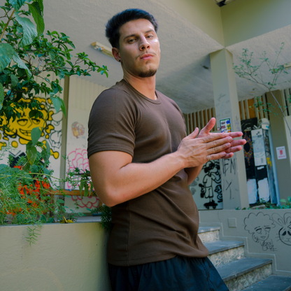 Camiseta canelada slim marrom masculina FLEECE vista de costas