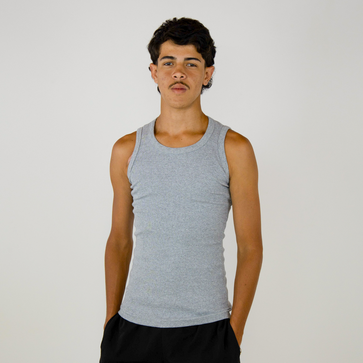 Regata canelada slim cinza masculina FLEECE vista de frente