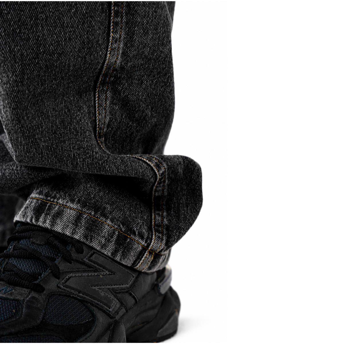 Detalhe do caimento da calça jeans baggy FLEECE