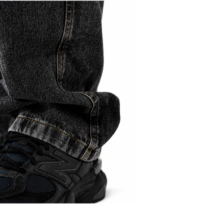 Detalhe do caimento da calça jeans baggy FLEECE