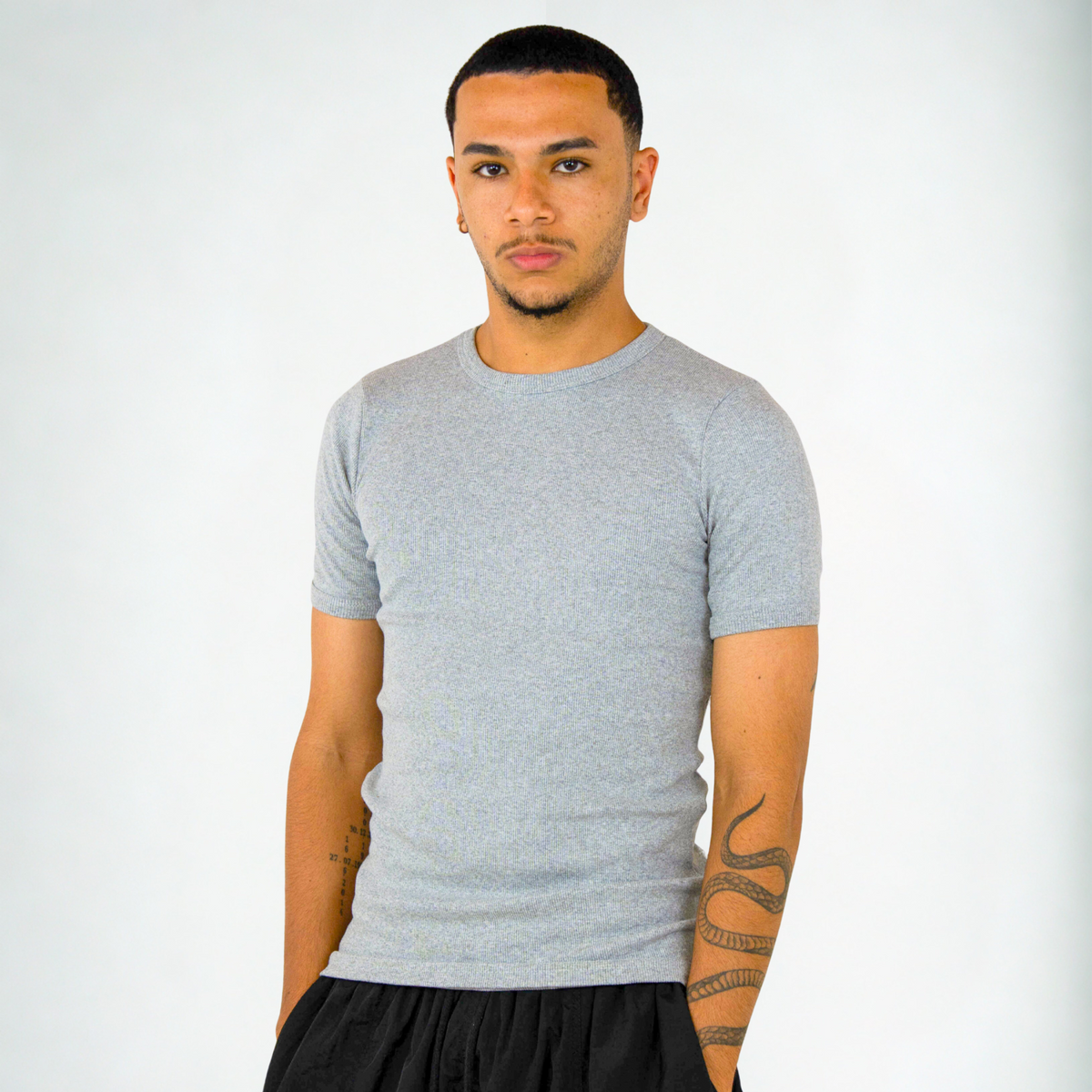 Camiseta canelada slim cinza masculina FLEECE vista de frente